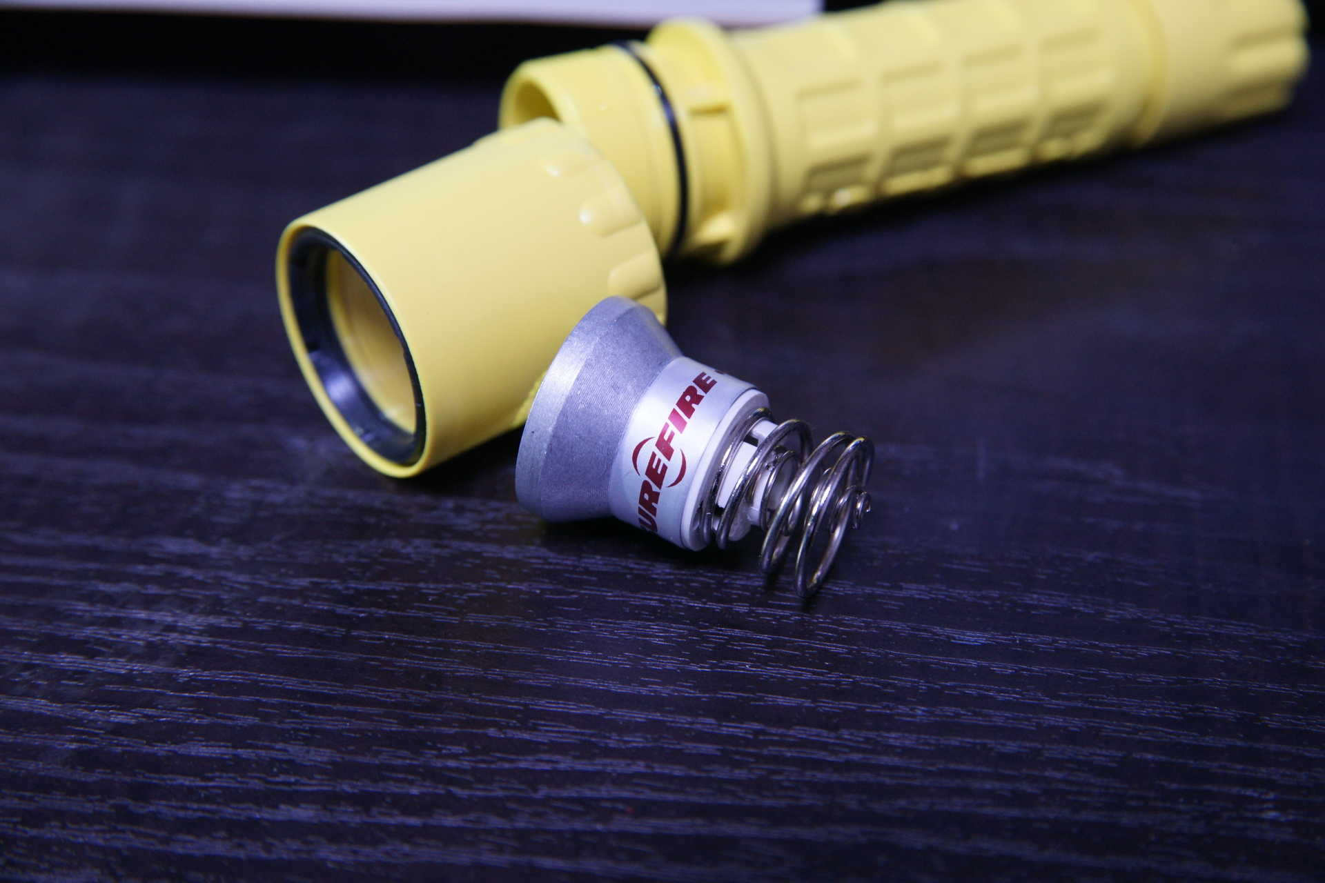 SUREFIRE G2イエローと、9ANコマンダーの電池の話: 「や」の仮設部屋